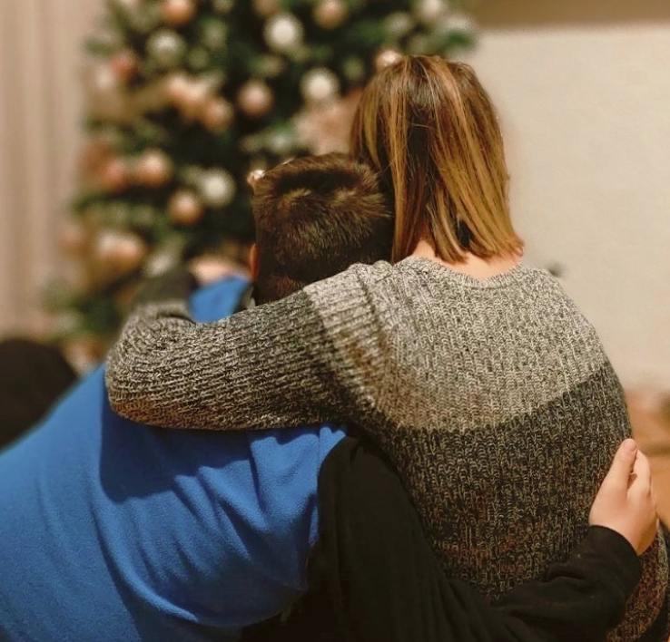 Stefania con suo figlio sotto l'albero di Natale